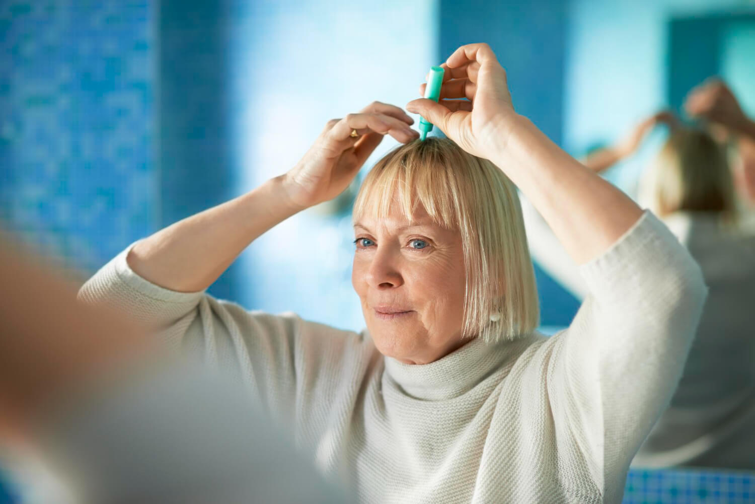 kobieta zastanawia się, jak zapobiec wypadaniu włosów podczas menopauzy